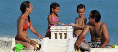 San Felipe playa - familia jugando en la playa