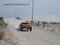 Coches rojos de carreras en el hipÃ³dromo Score San Felipe-250