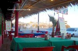 Puerta asientos a cabo en el restaurante rosita san felipe 