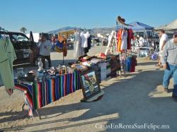 Puesto de cosas usadas en swap meet la cachanilla