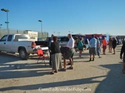 Turistas en swap meet la cachanilla