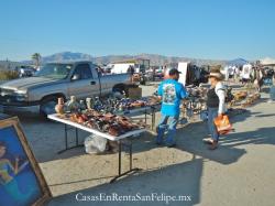 Vendedor regateando con cliente en swap meet la cachanilla